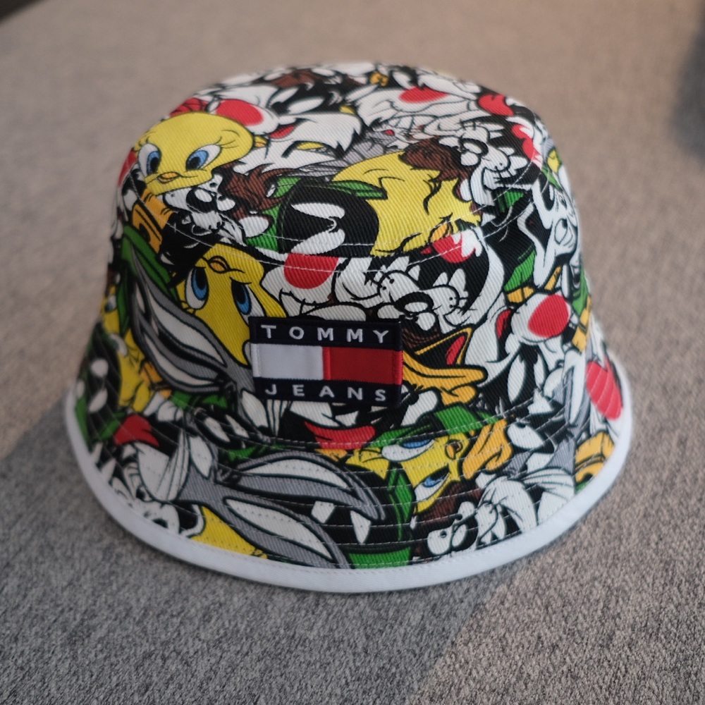 Used Limited Looney Tunes x Tommy jeans bucket hat